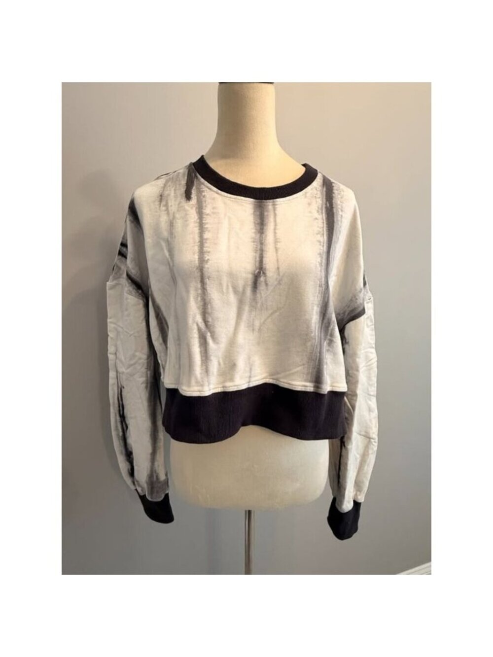 Fashion Nova women's large white/black/gray cropped tie-dye sweatshirt